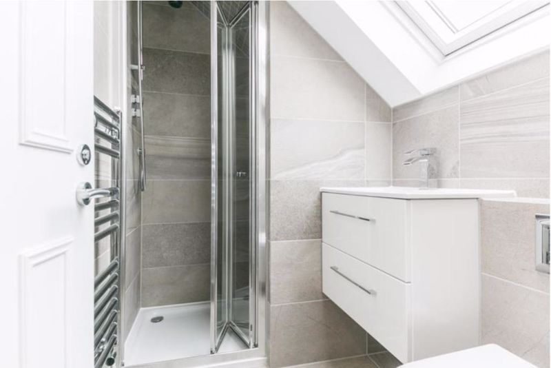 En-suite shower Room- click for photo gallery